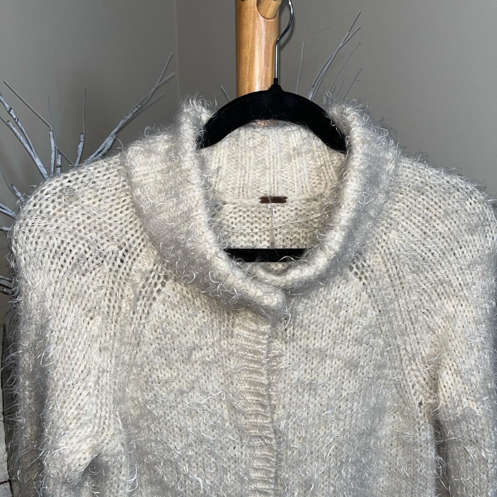 Free People S/M Wool Blend Ivory Eyelash Cowl Neck.Hidden Snap Buttons Soft. EUC - Picture 4 of 7